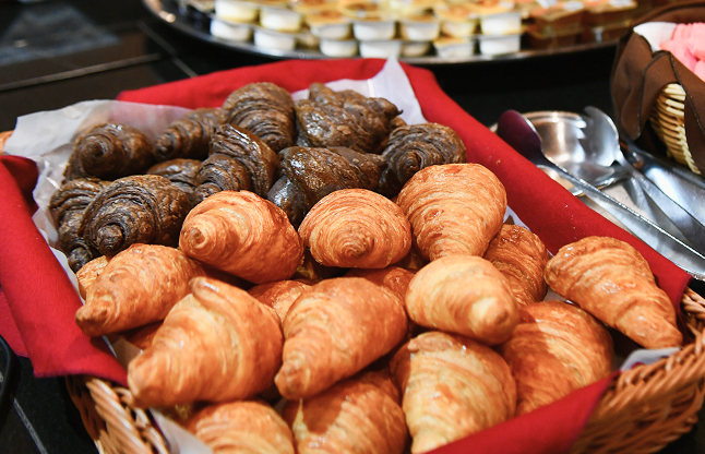 焼きたてのパンを楽しむ