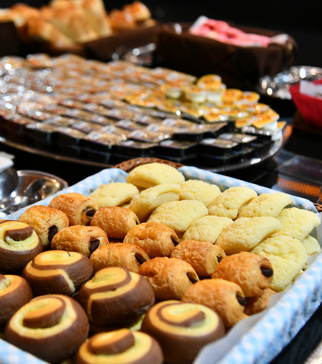 ⾃家製パン⼯房で焼き上げたパン