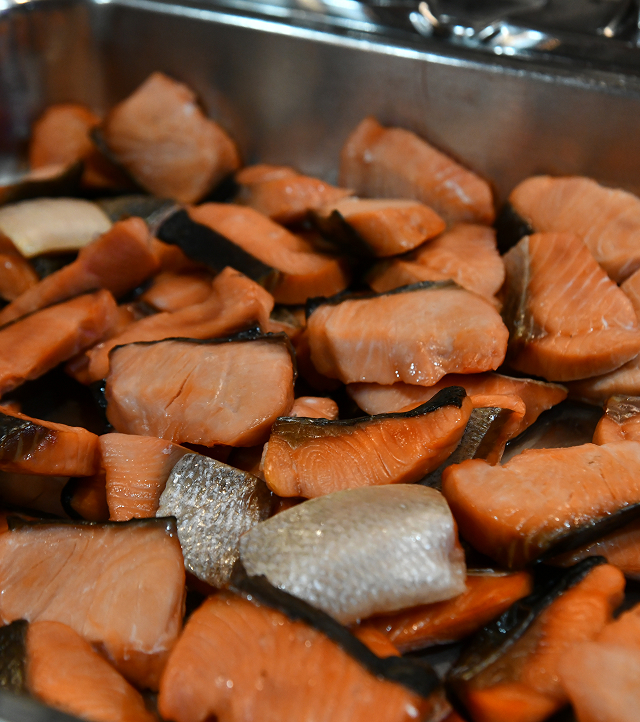 朝ごはんの定番、焼き⽴ての⿂