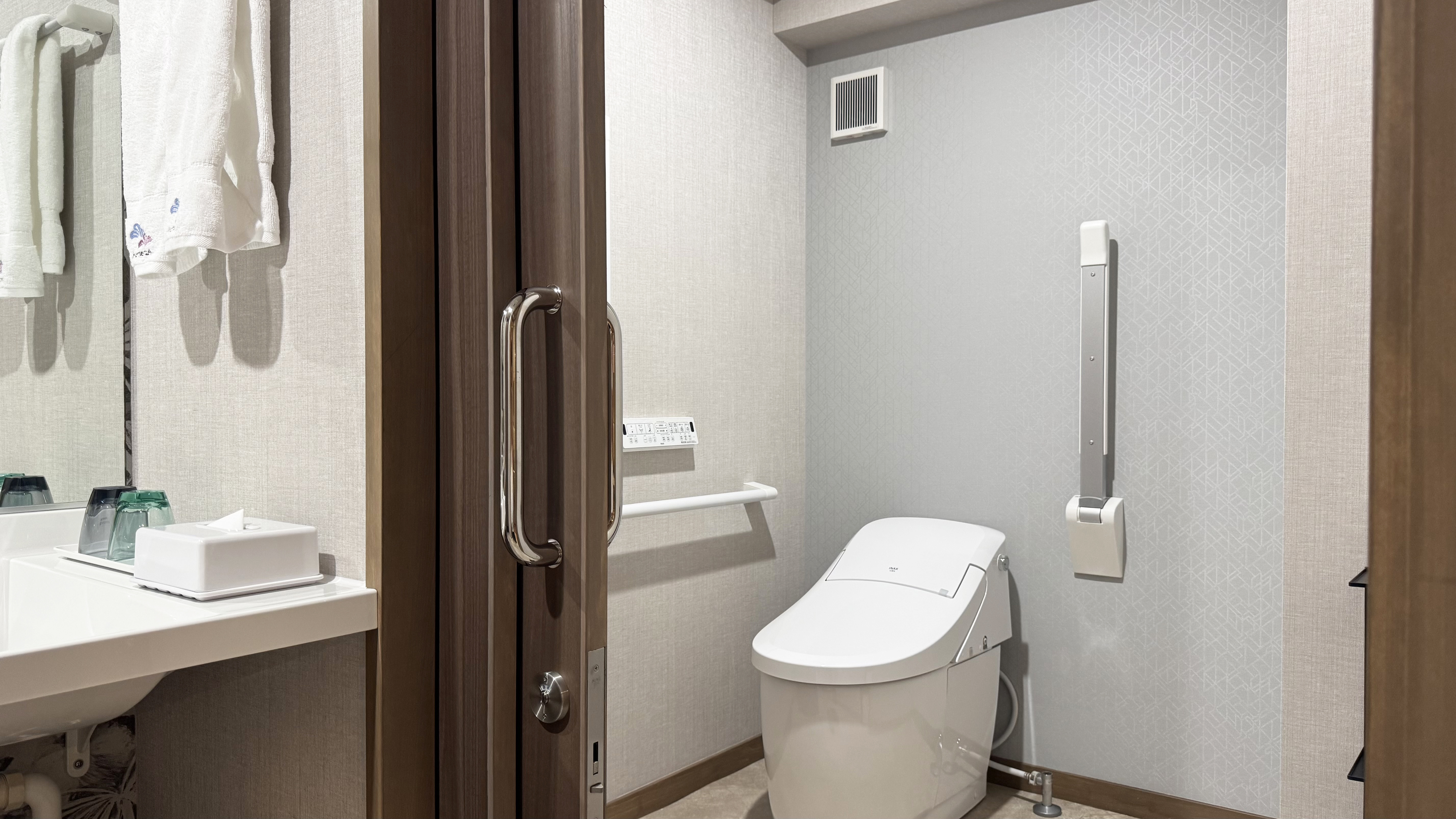 ウォシュレットトイレ　両サイドに手すり付き