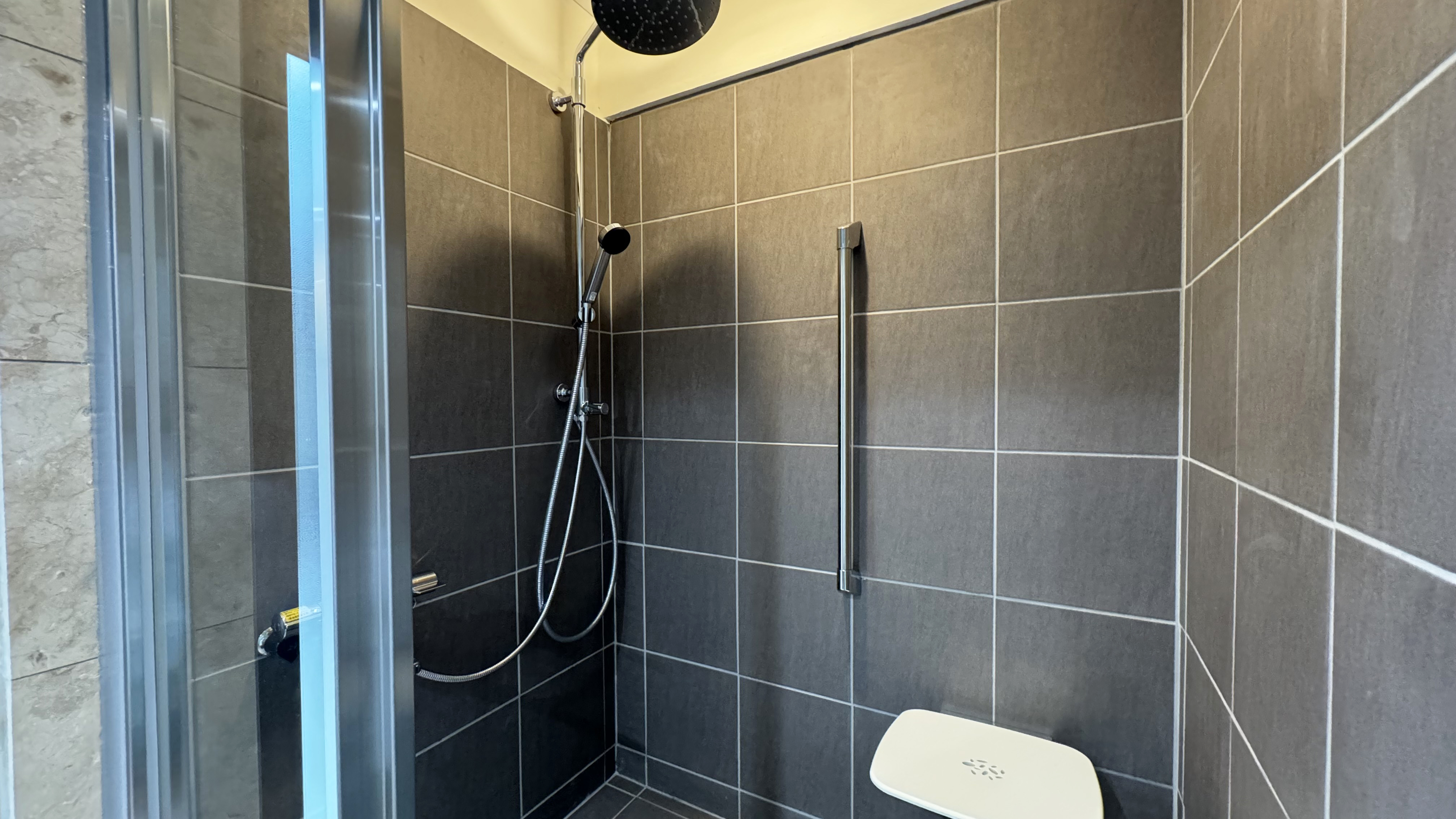 椅子付きのシャワー室