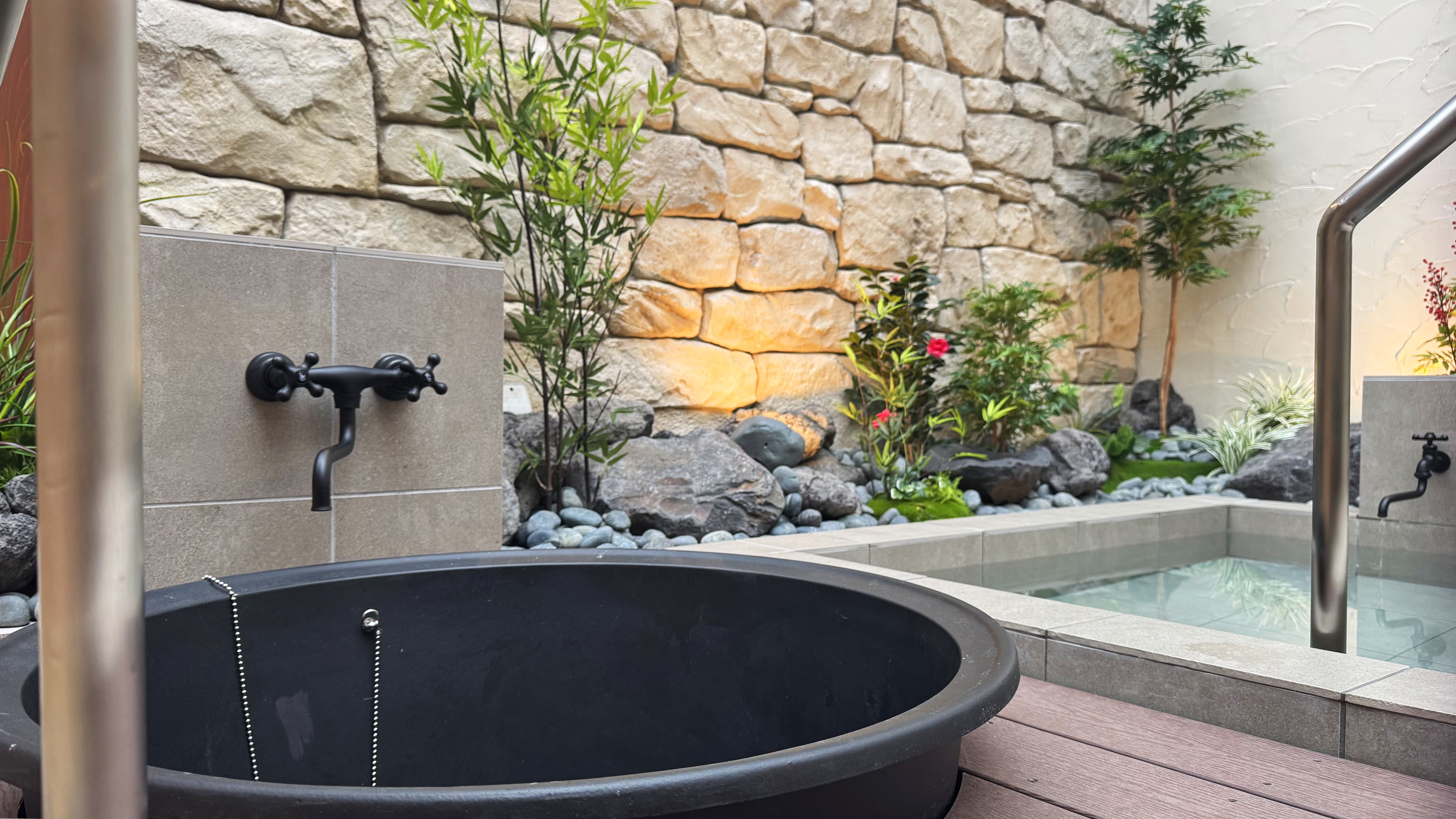 手すり付きの水風呂も完備