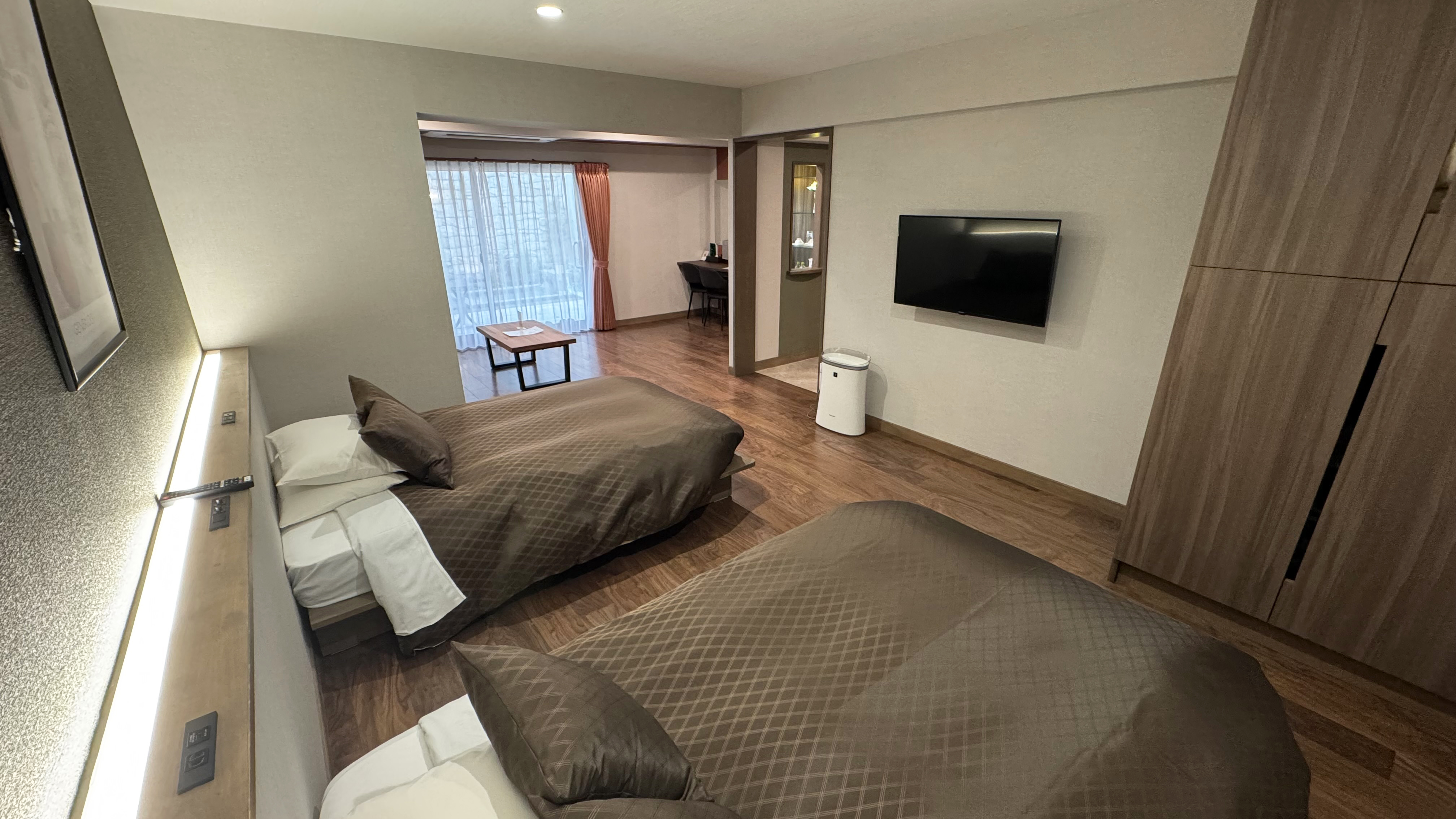 寝室 ベッド上にコンセントあり